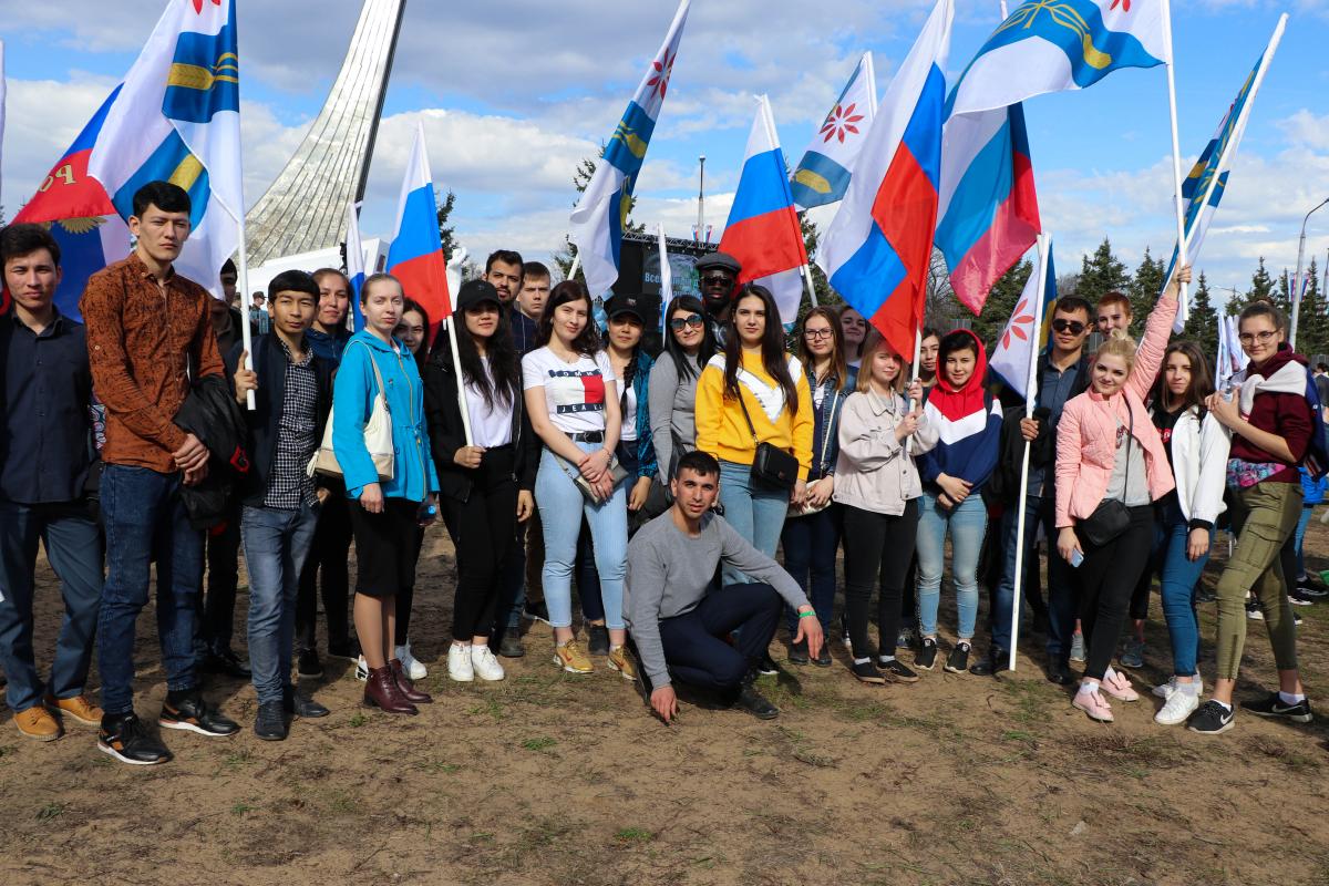 В День космонавтики саратовцы сажали ель и вспоминали Гагарина Фото 1