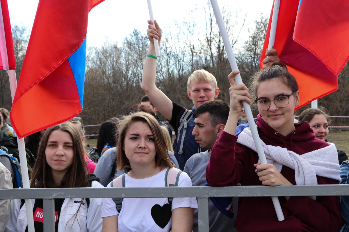 В День космонавтики саратовцы сажали ель и вспоминали Гагарина Фото 2