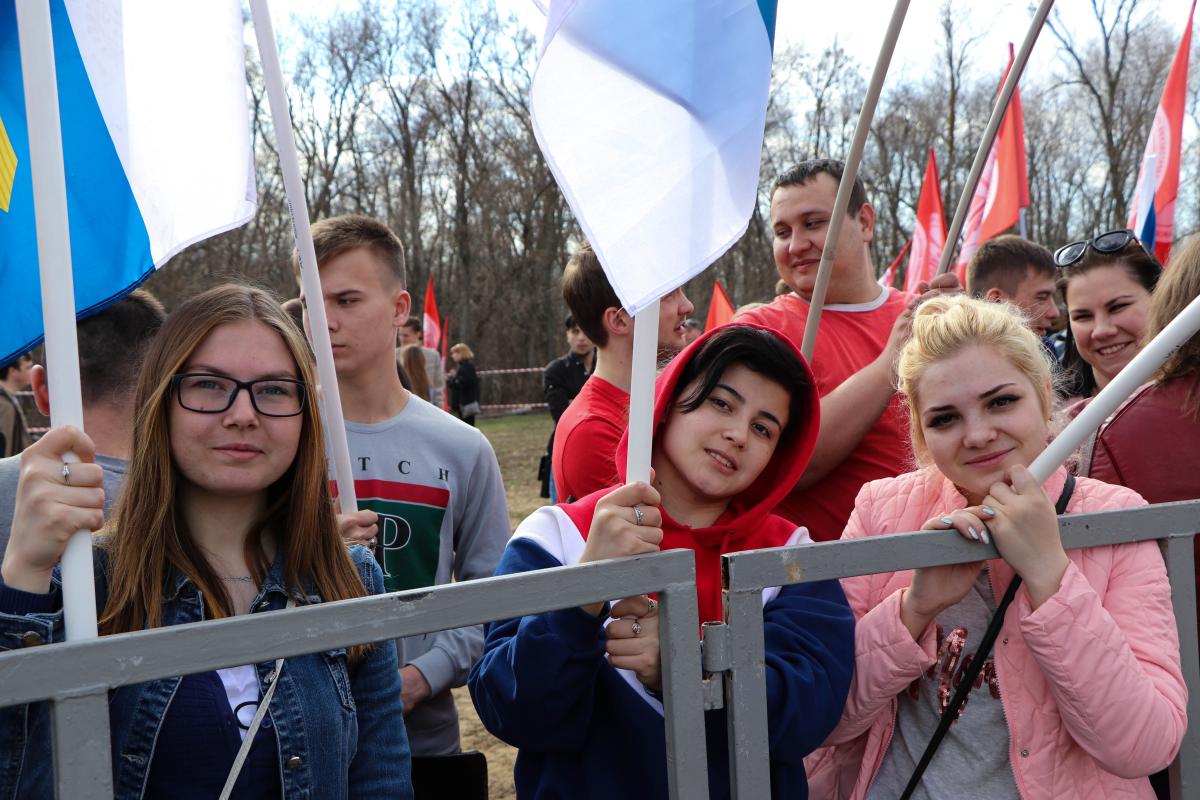 В День космонавтики саратовцы сажали ель и вспоминали Гагарина Фото 3