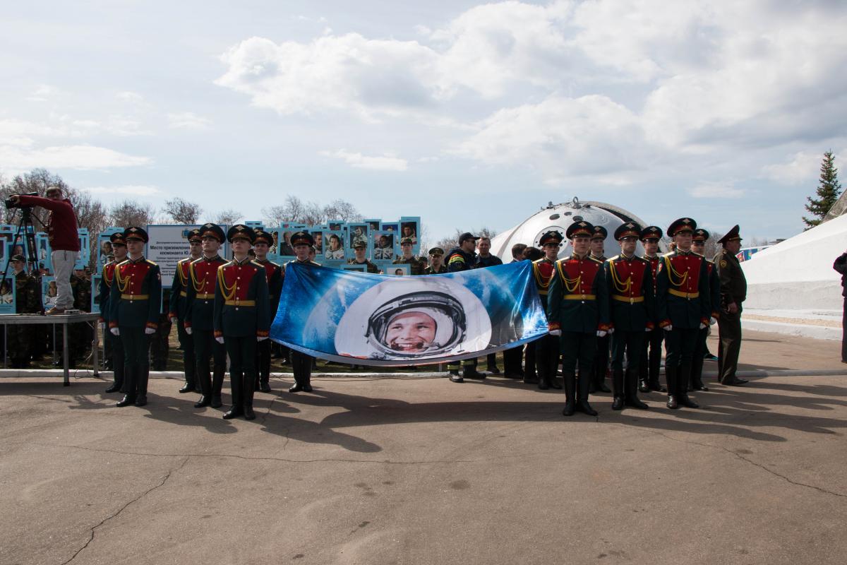 В День космонавтики саратовцы сажали ель и вспоминали Гагарина Фото 8