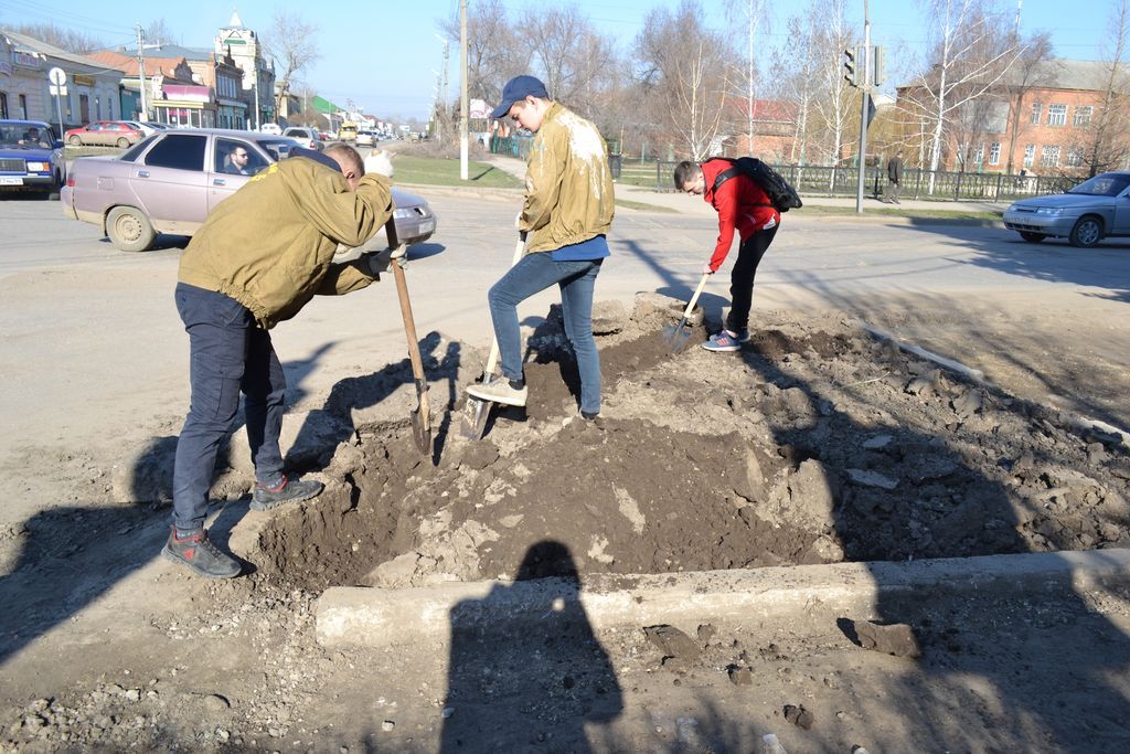 Субботник в Пугачевском филиале ФГБОУ ВО Саратовский ГАУ Фото 9