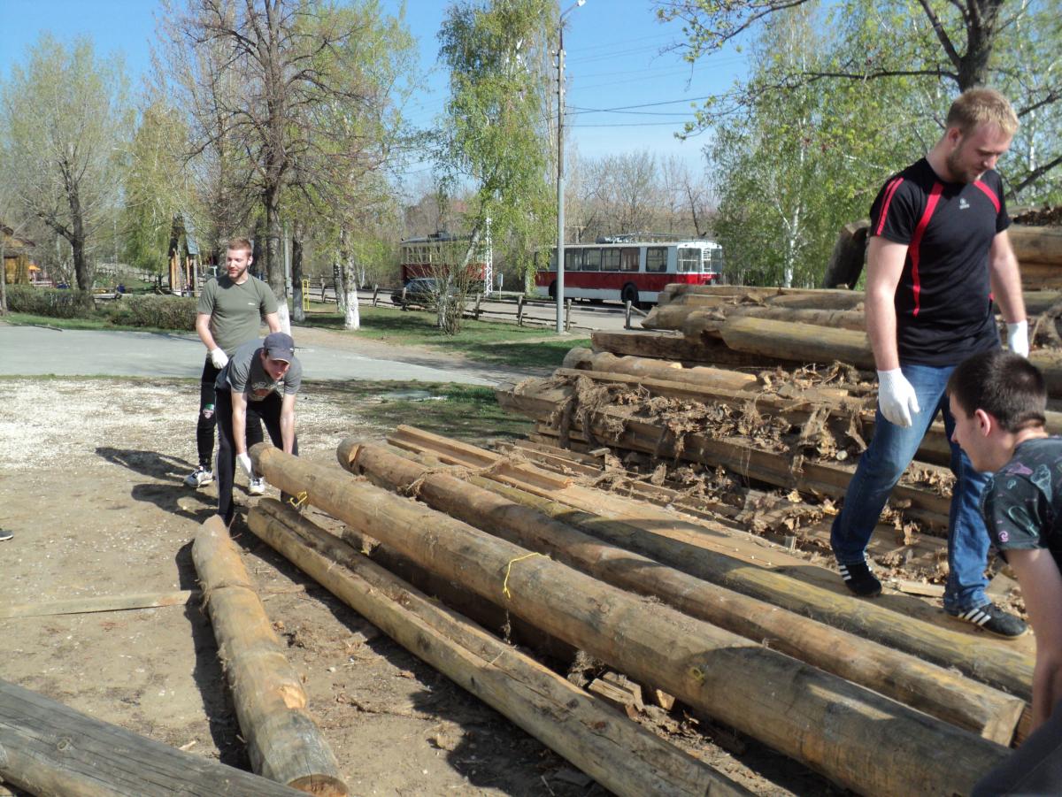 Ко Дню Победы студенты Саратовского ГАУ приняли участие в строительстве военно-казачьей заставы Национальной деревни на Соколовой горе Фото 2