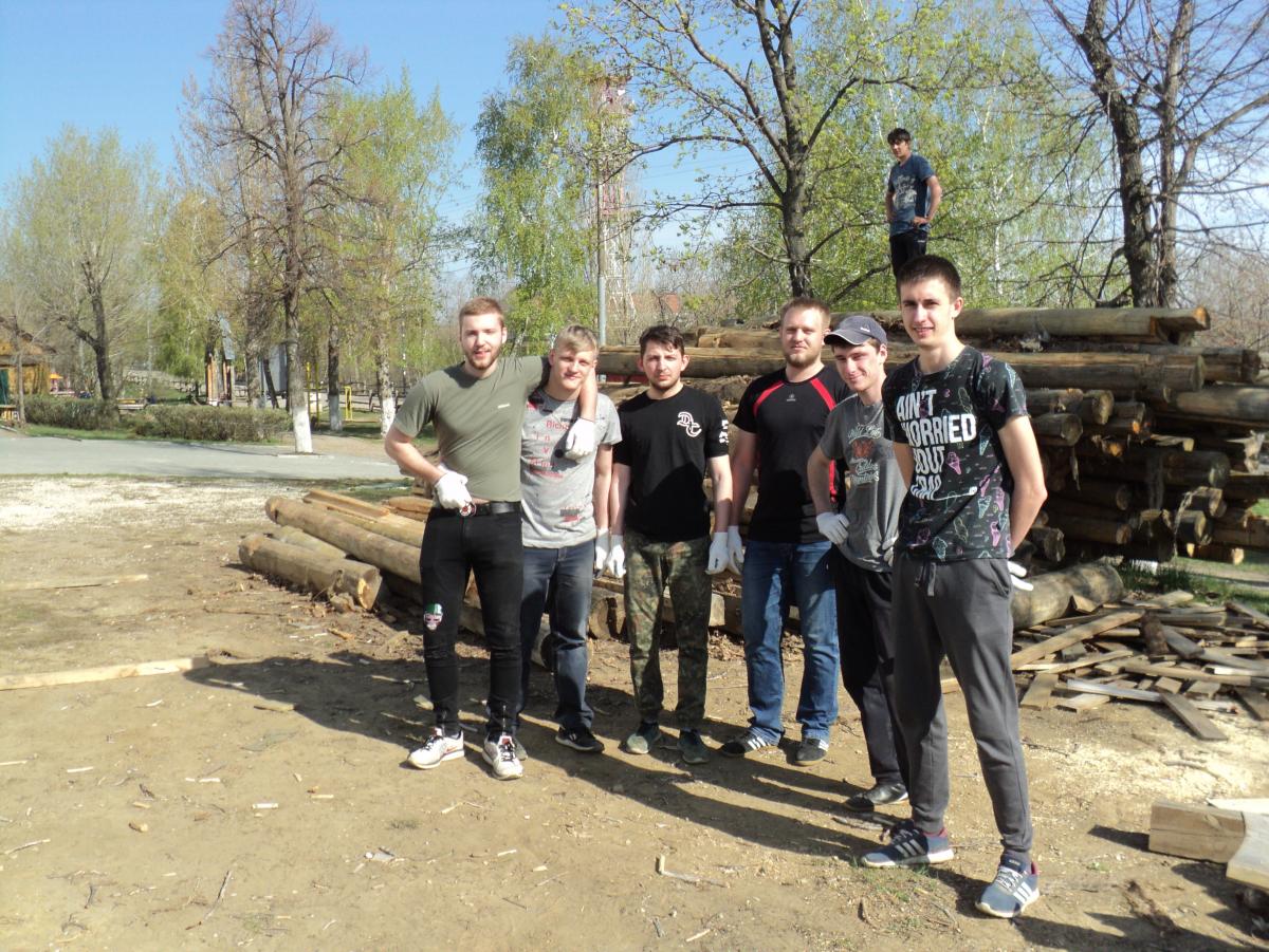 Ко Дню Победы студенты Саратовского ГАУ приняли участие в строительстве военно-казачьей заставы Национальной деревни на Соколовой горе Фото 5