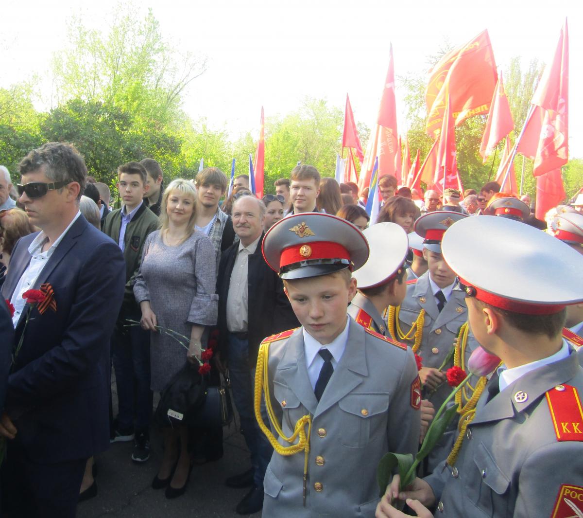 Торжественная церемония возложения цветов к монументу «Воин-Освободитель» на мемориальном комплексе «Братская могила» Фото 4