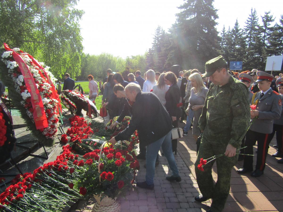 Церемония возложения цветов к монументу Воину-освободителю Фото 5