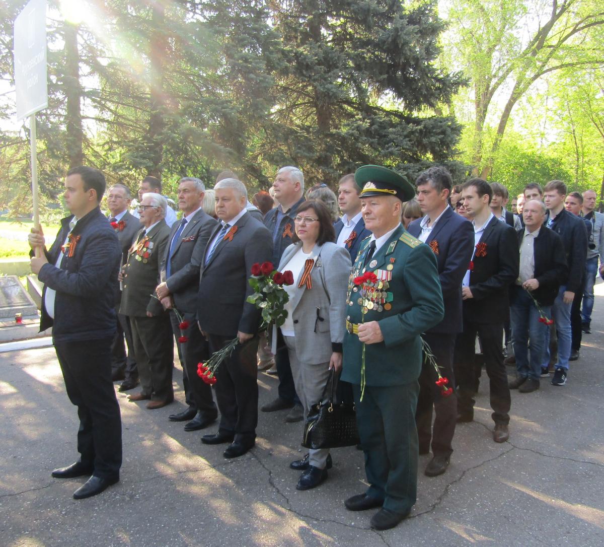 Церемония возложения цветов к монументу Воину-освободителю