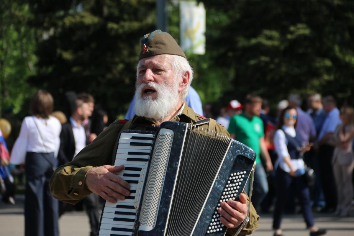 Коллектив СГАУ возложил цветы к Вечному огню Фото 6