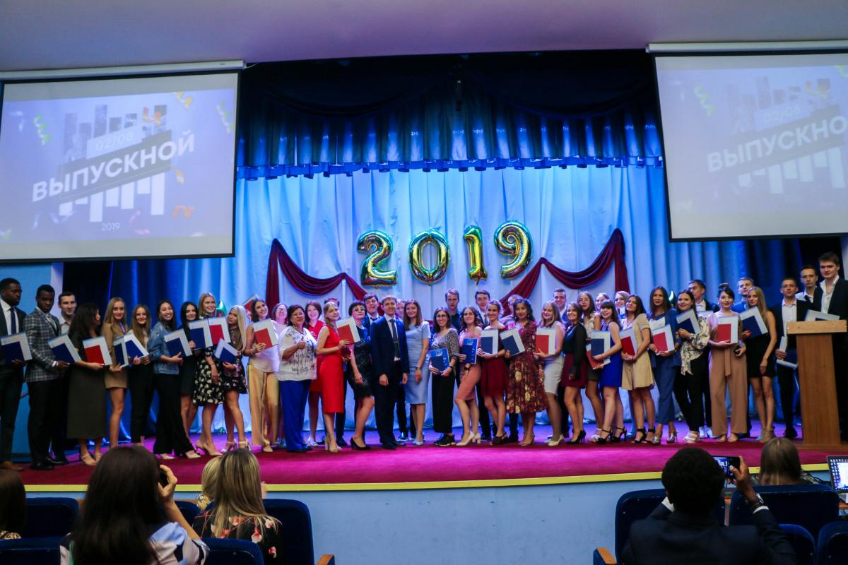 Выпускной вечер 2019 факультета экономики и менеджмента Фото 8 Выпускной вечер 2019 факультета экономики и менеджмента Фото 8