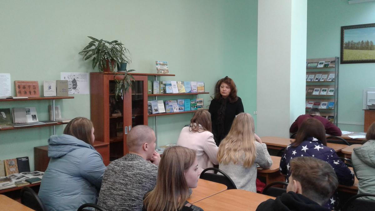 Куратор Н.Е. Бормосова познакомила первокурсников с библиотекой университета Фото 1