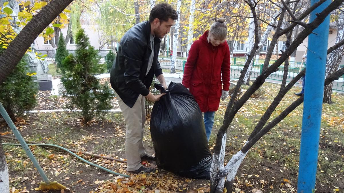 Коллектив  кафедры на общегородском субботнике Фото 1