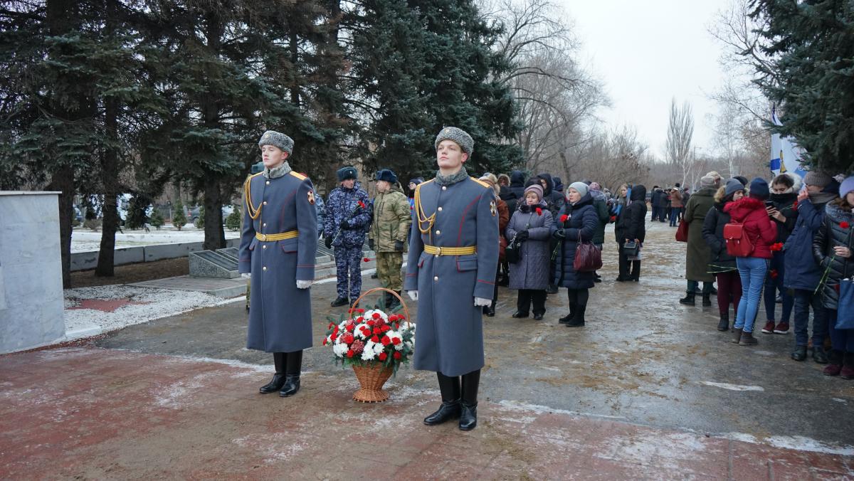 Возложение цветов к братской могиле Фото 1