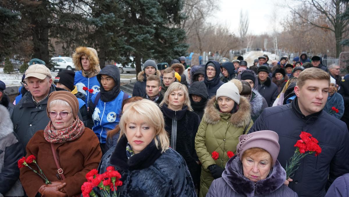 Возложение цветов к братской могиле Фото 4