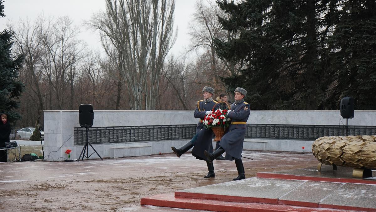 Возложение цветов к братской могиле Фото 5