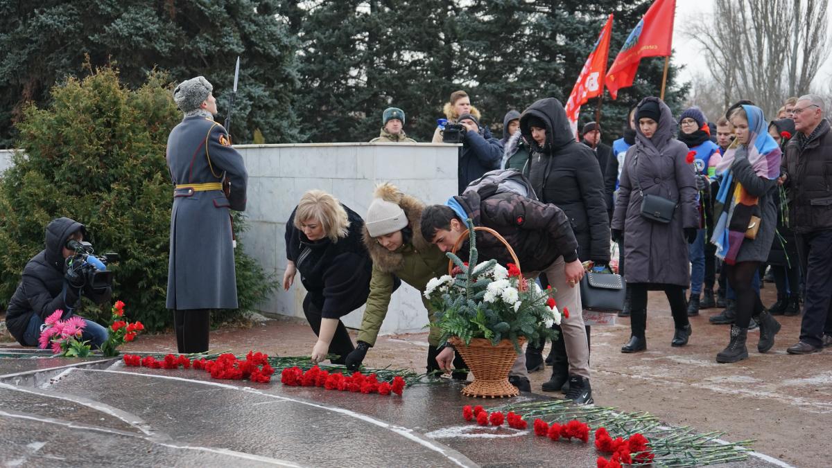 Возложение цветов к братской могиле Фото 7