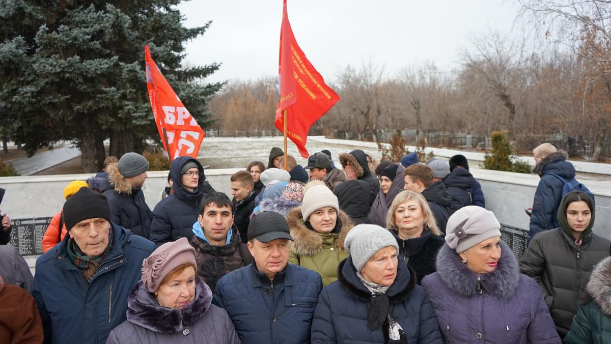 Возложение цветов к братской могиле Фото 9