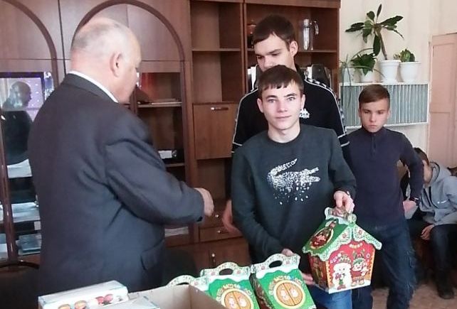 Подарки обучающимся Пугачевского филиала из числа детей - сирот и детей, оставшихся без попечения родителей Фото 1