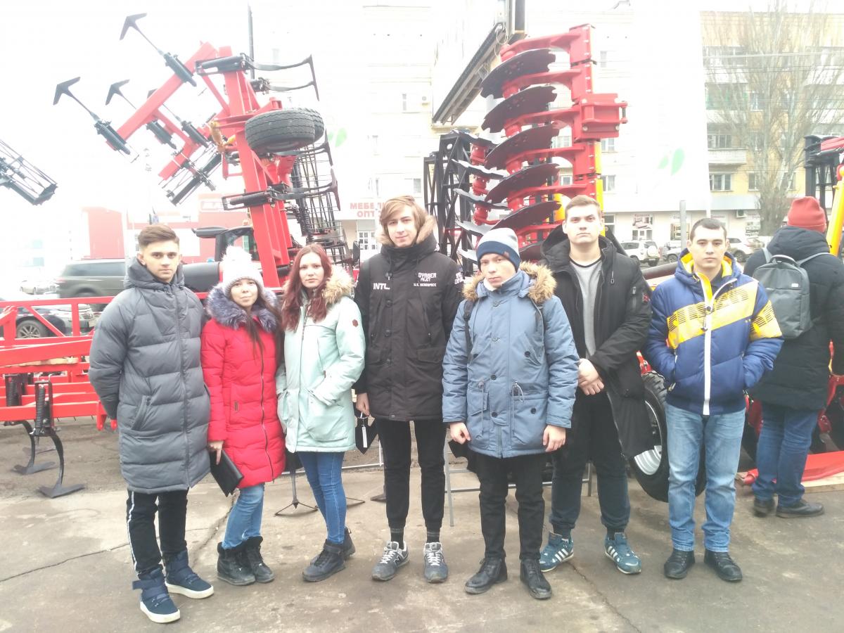 Экскурсия преподавателей кафедры "ТО АПК" и студентов факультета ФИиП на Саратов-Агро 2020 Фото 7 Экскурсия преподавателей кафедры "ТО АПК" и студентов факультета ФИиП на Саратов-Агро 2020 Фото 7