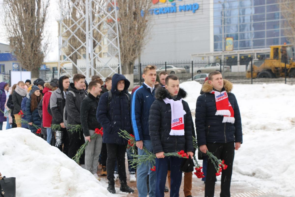 Активисты СГАУ возложили цветы к памятнику летчице-штурману Фото 1