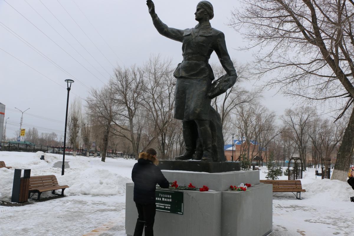 Активисты СГАУ возложили цветы к памятнику летчице-штурману Фото 2