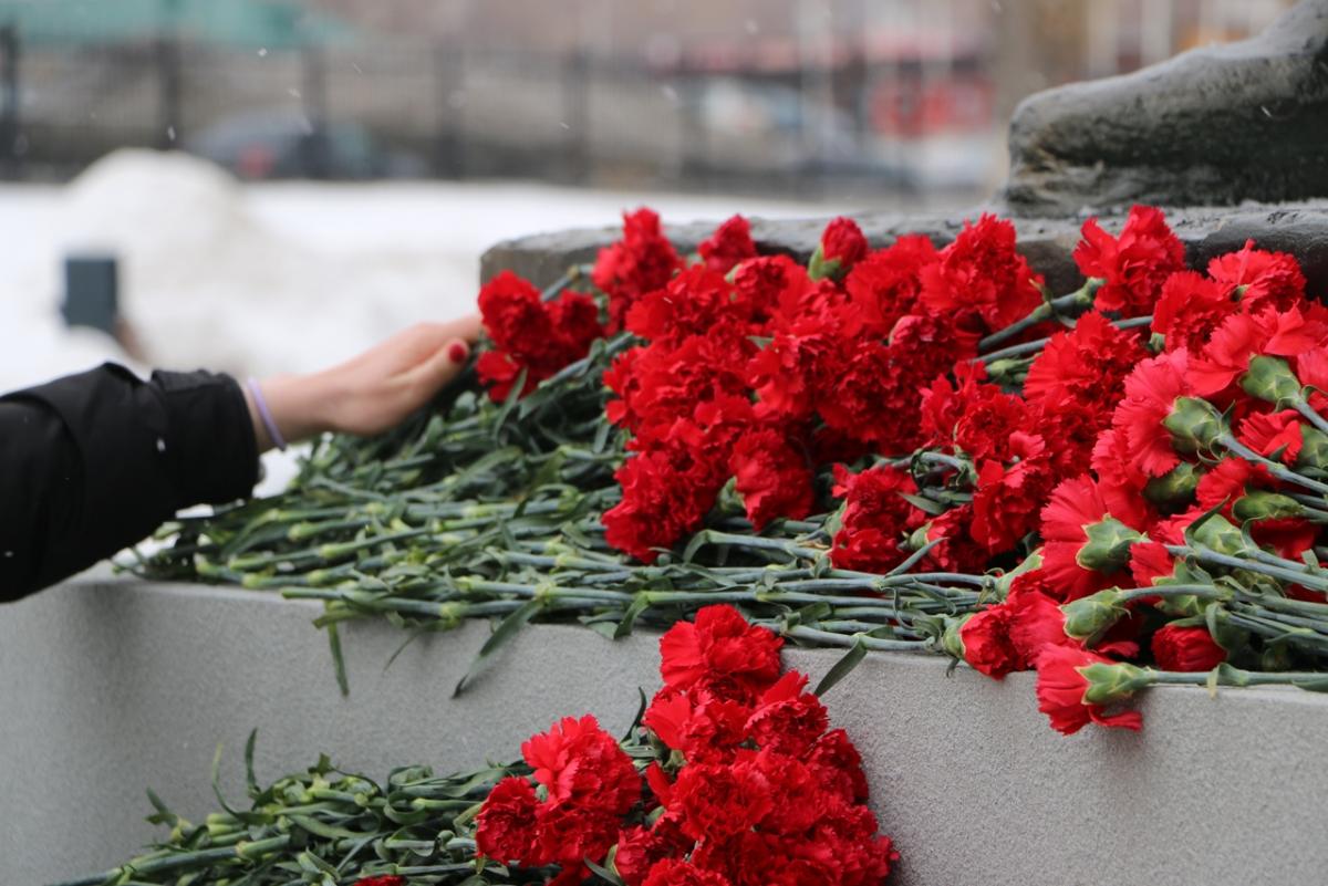 Активисты СГАУ возложили цветы к памятнику летчице-штурману Фото 3