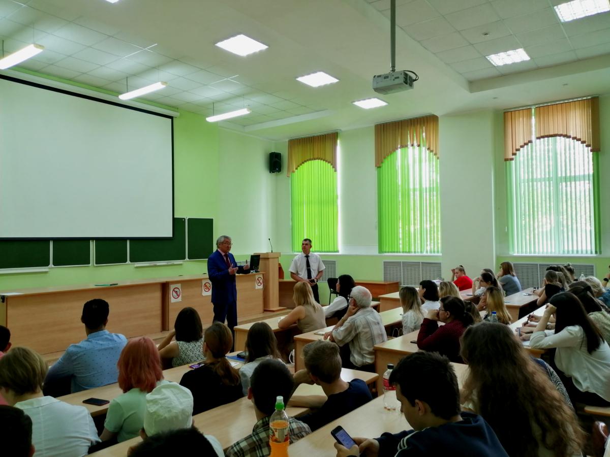 Встреча студентов с представителем совета директоров АО ПЗ «Трудовой» Фото 3