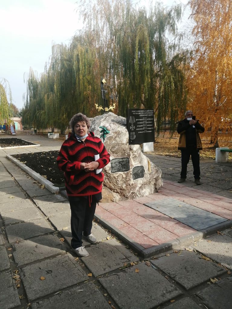 Экскурсия к Памятному Знаку воинам - землякам,  погибшим при исполнении воинского долга и бюсту Героя Российской Федерации, военного летчика 1-го класса, подполковника Виктора Ивановича Тюрикова Фото 1