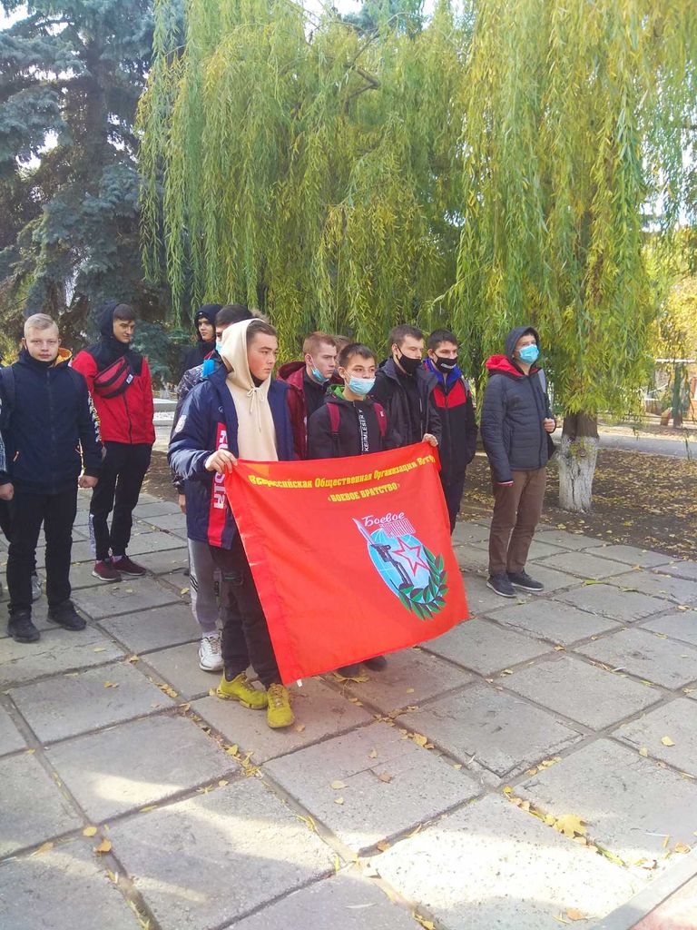 Экскурсия к Памятному Знаку воинам - землякам,  погибшим при исполнении воинского долга и бюсту Героя Российской Федерации, военного летчика 1-го класса, подполковника Виктора Ивановича Тюрикова Фото 2