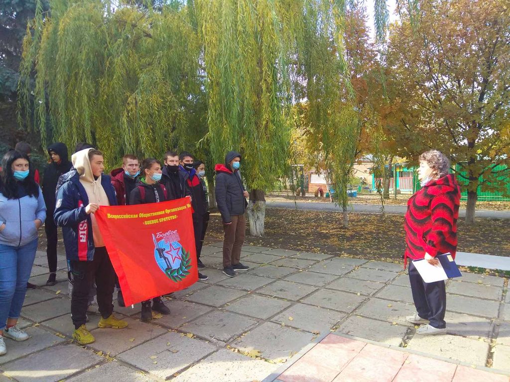 Экскурсия к Памятному Знаку воинам - землякам,  погибшим при исполнении воинского долга и бюсту Героя Российской Федерации, военного летчика 1-го класса, подполковника Виктора Ивановича Тюрикова Фото 5