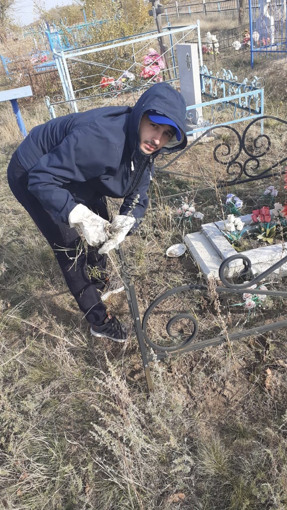 Студенты Краснокутского зооветеринарного техникума облагородили могилы ветеранов Фото 1