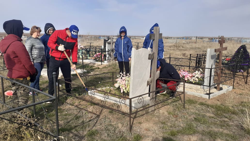 Студенты Краснокутского зооветеринарного техникума облагородили могилы ветеранов Фото 2