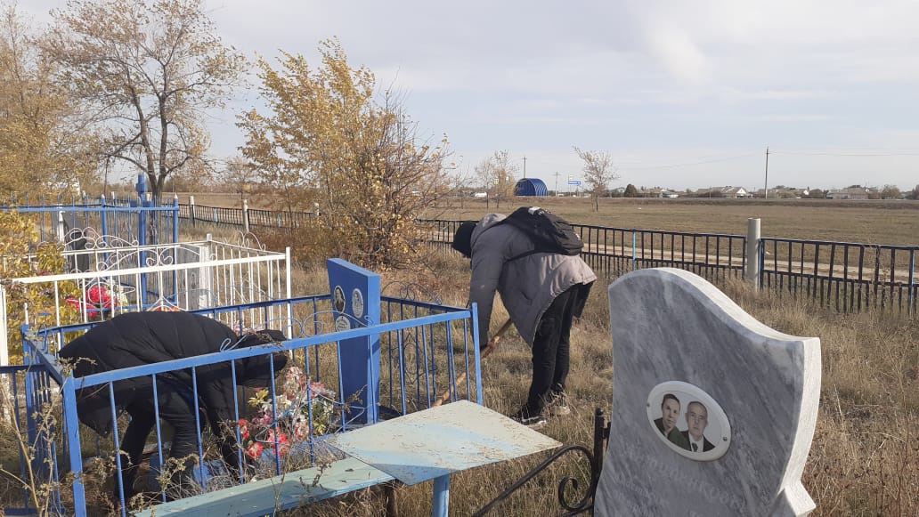 Студенты Краснокутского зооветеринарного техникума облагородили могилы ветеранов Фото 4