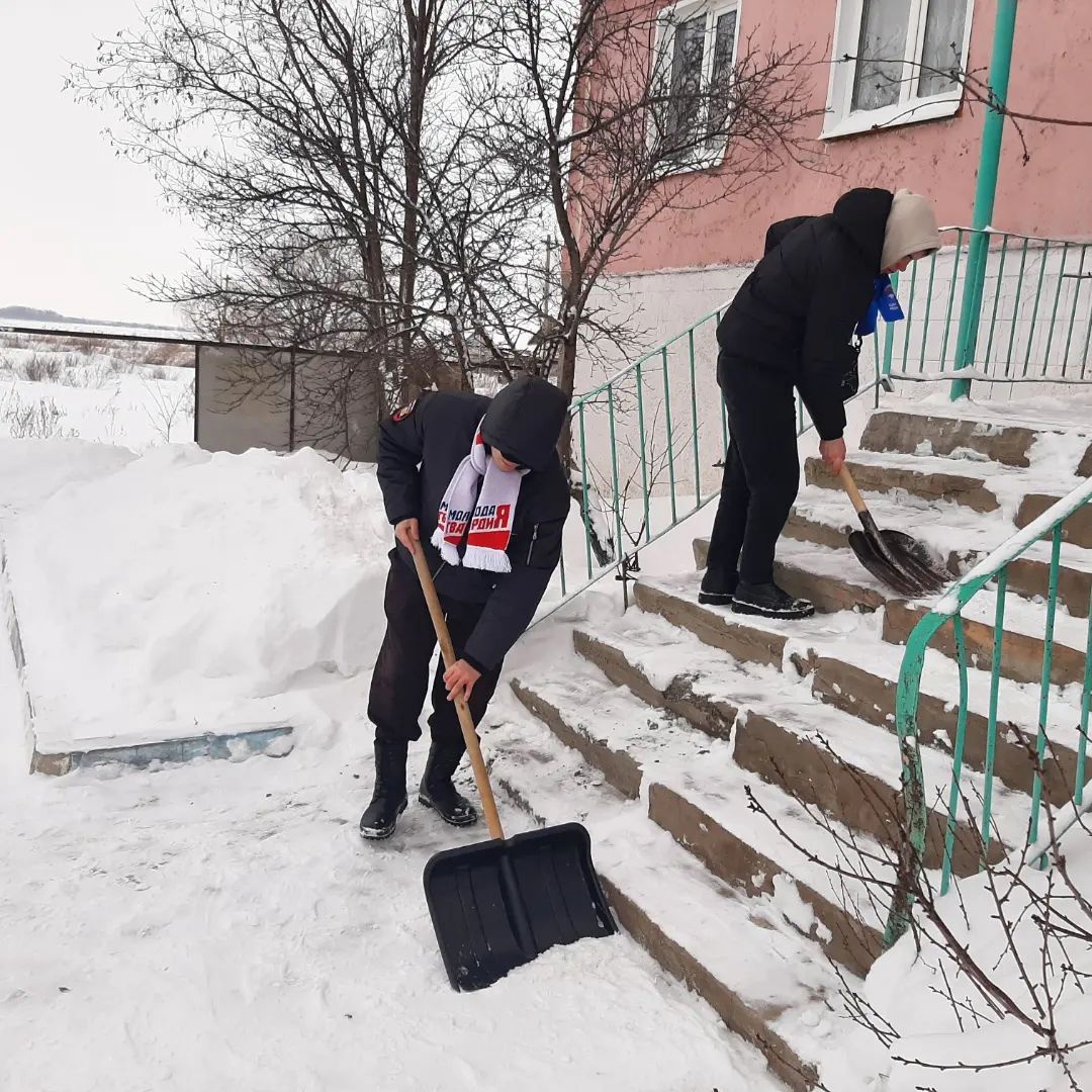 Помощь волонтеров Краснокутского зооветеринарного техникума в уборке снега Фото 1