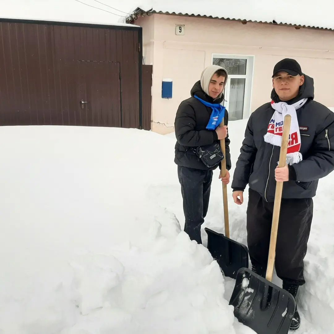 Помощь волонтеров Краснокутского зооветеринарного техникума в уборке снега Фото 2