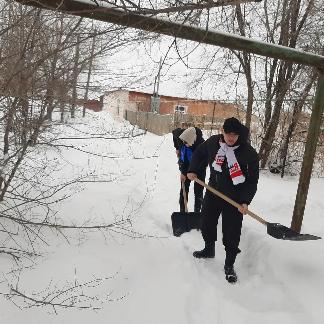 Помощь волонтеров Краснокутского зооветеринарного техникума в уборке снега Фото 3
