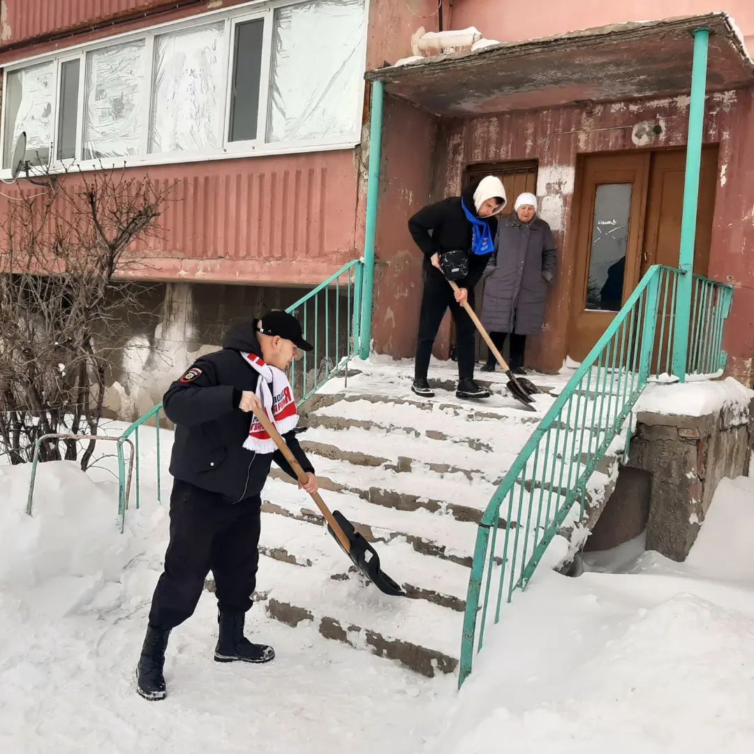 Помощь волонтеров Краснокутского зооветеринарного техникума в уборке снега Фото 4