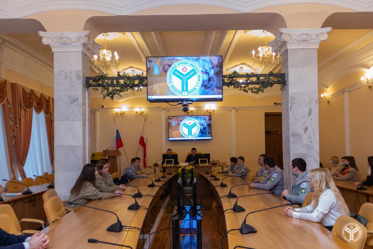 Депутат Облдумы вручил грамоты бойцам студотрядов СГАУ Фото 4