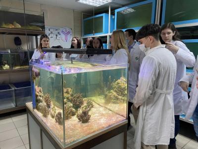 Экскурсию в научно-исследовательскую лабораторию «Технологии кормления и выращивания рыбы»