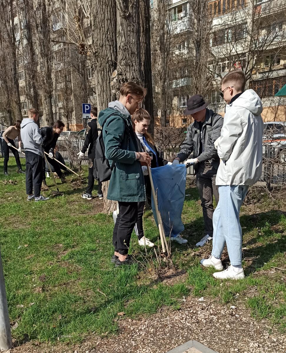 Студенты СГАУ приняли участие в городском субботнике Фото 25