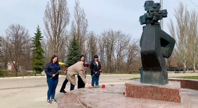 Активисты почтили память жертв преступлений против народа Фото 1