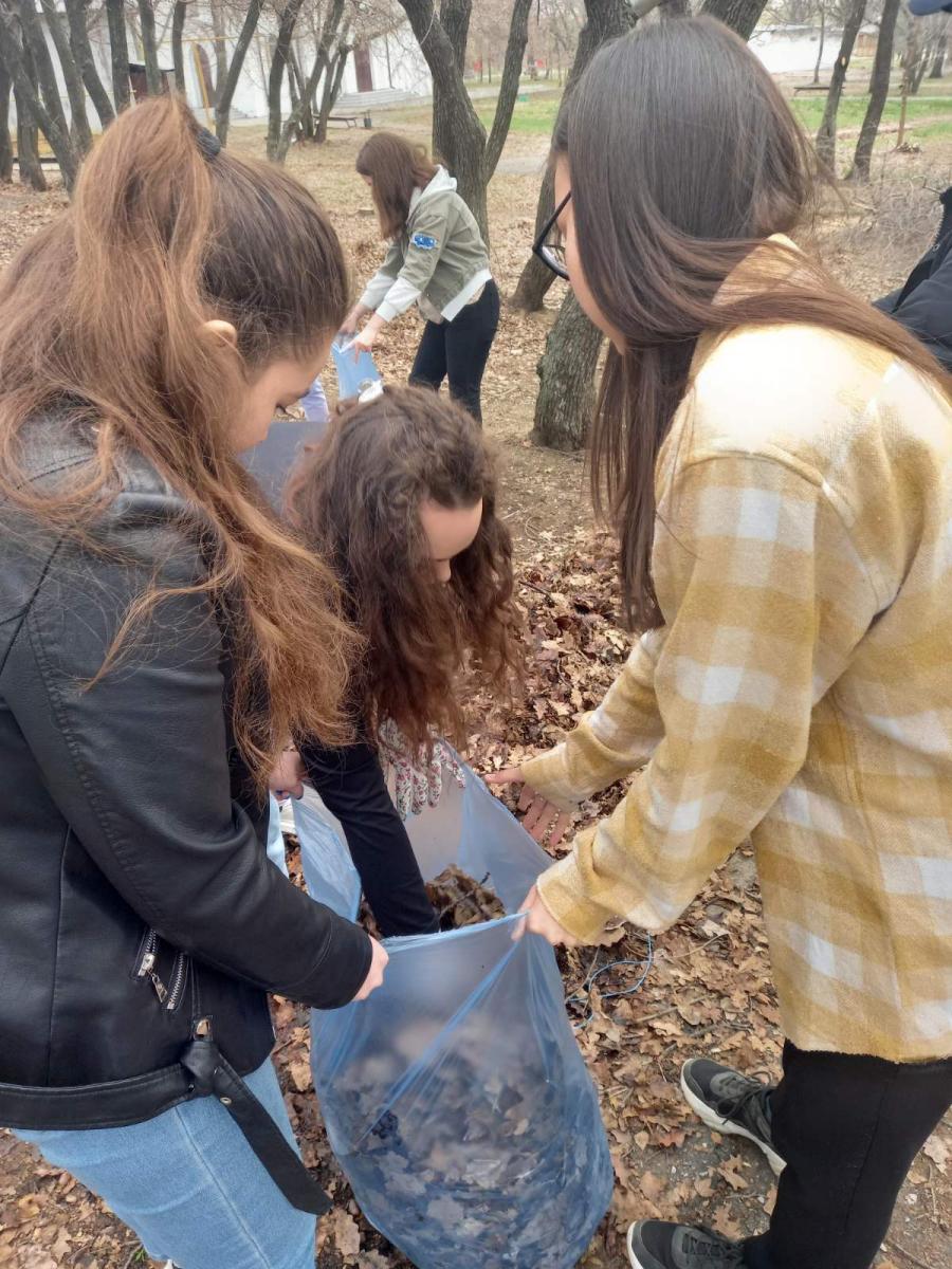 Студенты ФВМПиБ поддержали инициативу Михаила Исаева и приняли участие в уборке территории Парка Победы. Фото 1