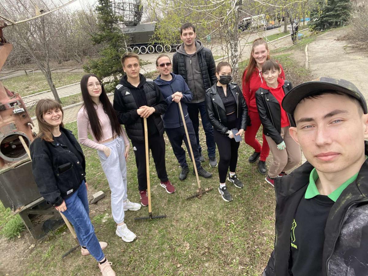 Студенты ФВМПиБ поддержали инициативу Михаила Исаева и приняли участие в уборке территории Парка Победы. Фото 4