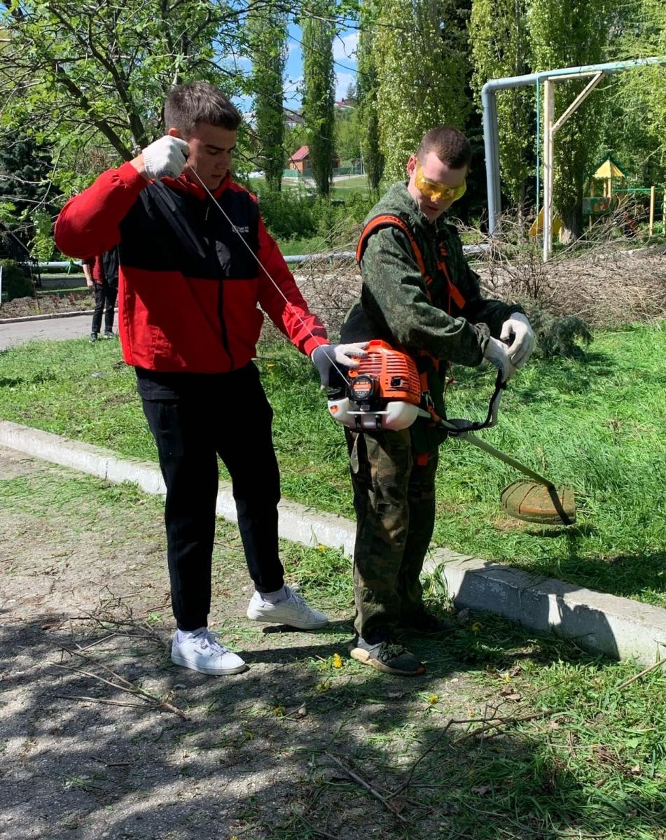 Участие преподавателей и студентов ФИ и П в благоустройстве УНПК «Агроцетр» Фото 11