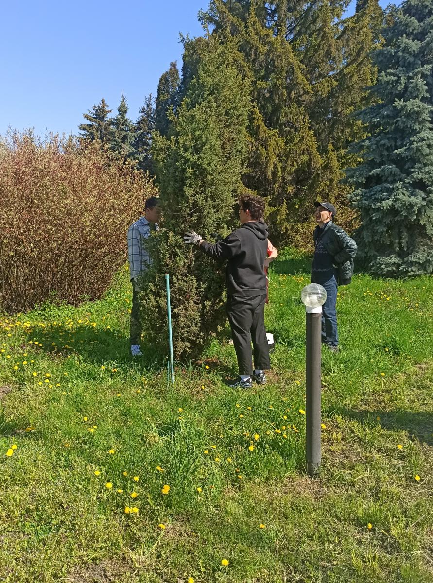 Участие преподавателей и студентов ФИ и П в благоустройстве УНПК «Агроцетр» Фото 5