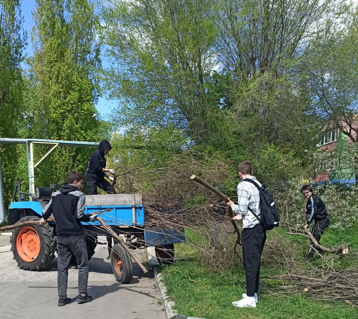 Участие преподавателей и студентов ФИ и П в благоустройстве УНПК «Агроцетр» Фото 10