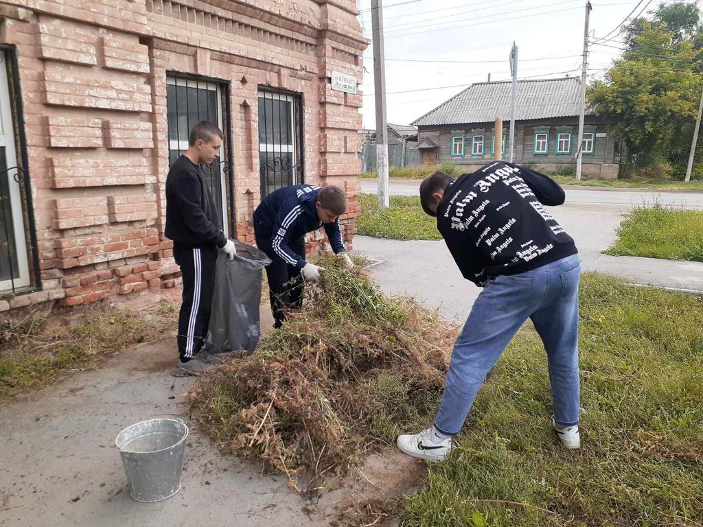 Субботник в Пугачевском филиале Фото 2