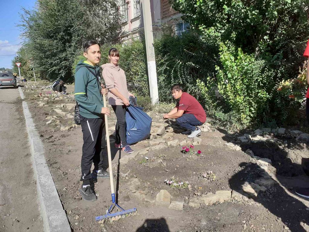 Субботник в Пугачевском филиале Фото 8