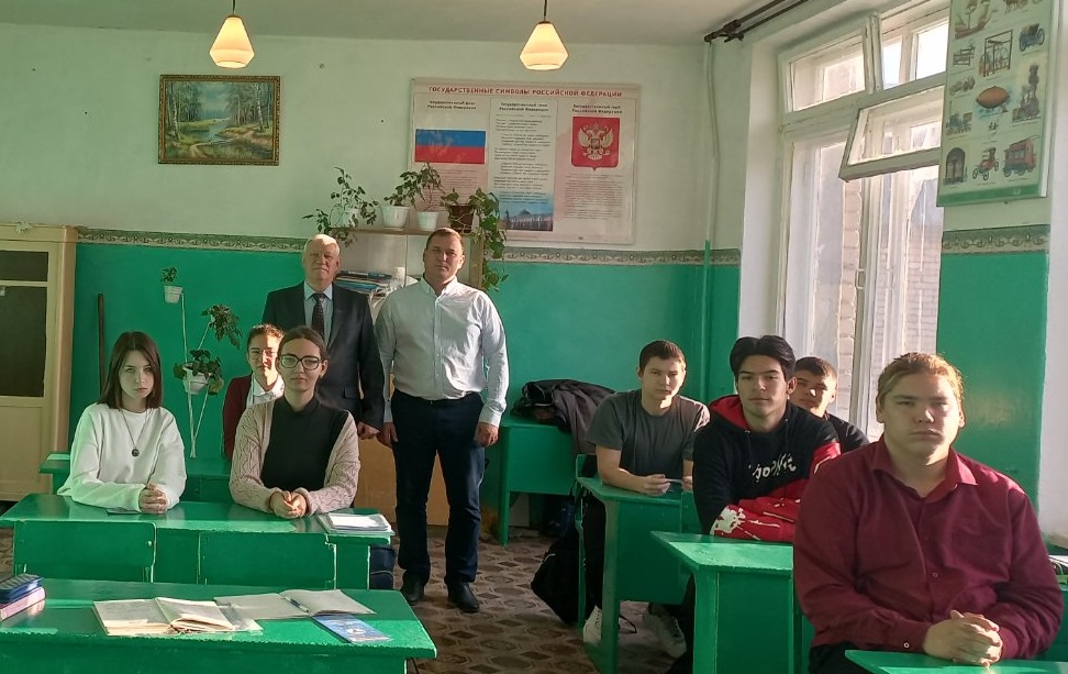 Профориентационная работа преподавателями кафедры «Техническое обеспечение АПК» в МБОУ СОШ №1 г. Аркадака Фото 7 Профориентационная работа преподавателями кафедры «Техническое обеспечение АПК» в МБОУ СОШ №1 г. Аркадака Фото 7