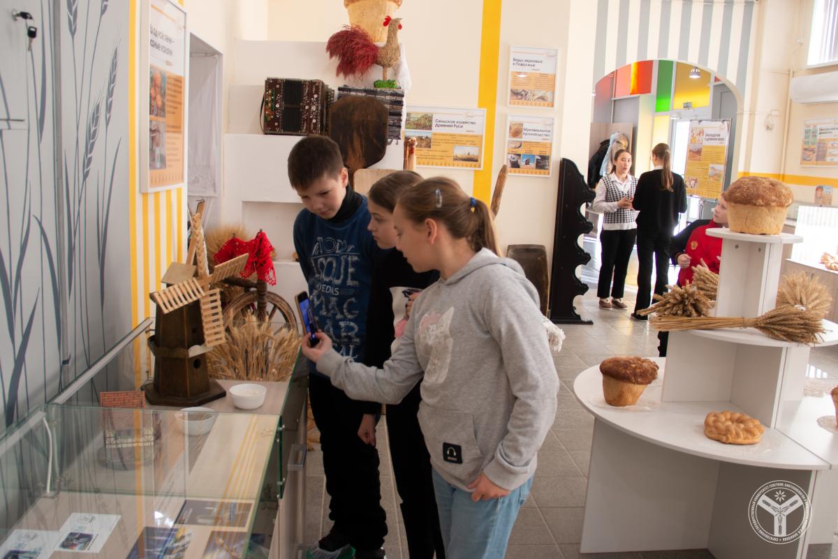 Школьники посетили музей университета «Саратовский калач» Фото 1