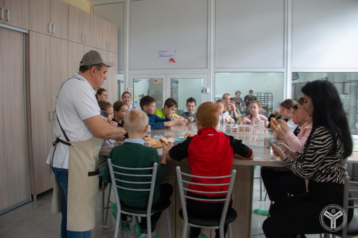 Школьники посетили музей университета «Саратовский калач» Фото 12