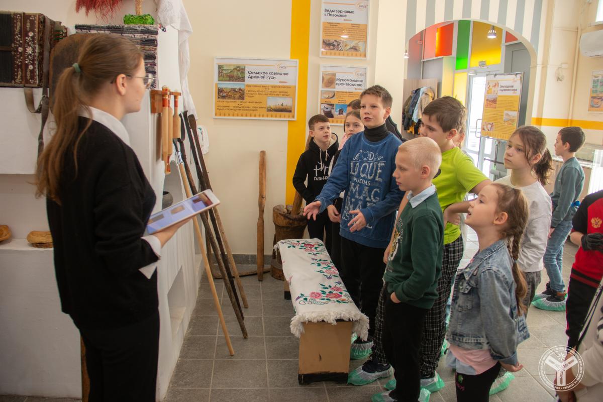Школьники посетили музей университета «Саратовский калач» Фото 8